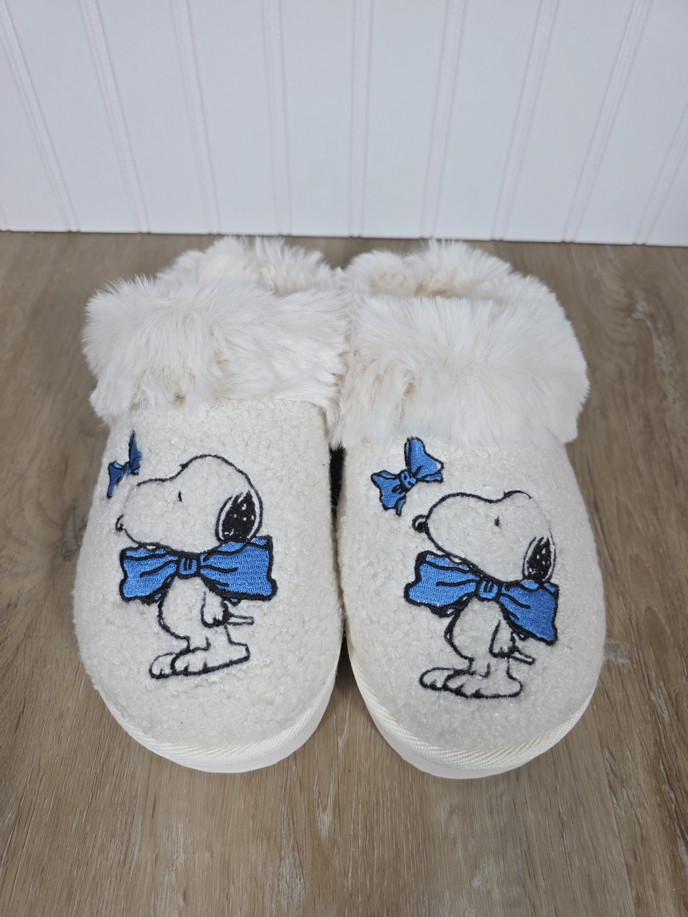🆕️American Eagle / Snoopy  Slippers - Picture 2 of 9